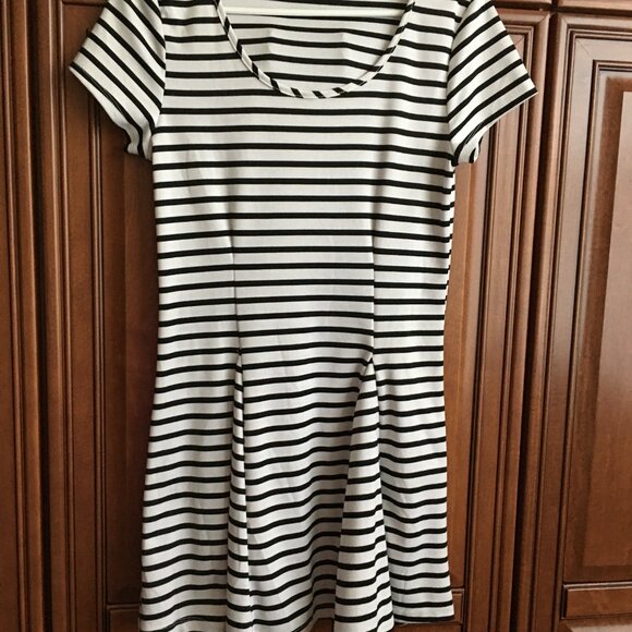 Papaya black and white stretch pullover mini-dress, sz Medium. - Picture 1 of 11